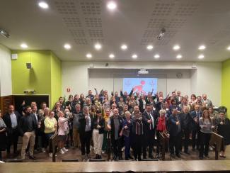 Photo de groupe dans l'amphithéâtre_chaque personne a le pouce levé